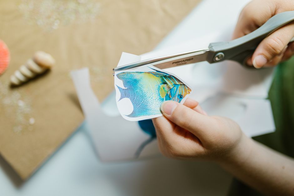 Peixinhos de papel colorido recortados sobre a mesa