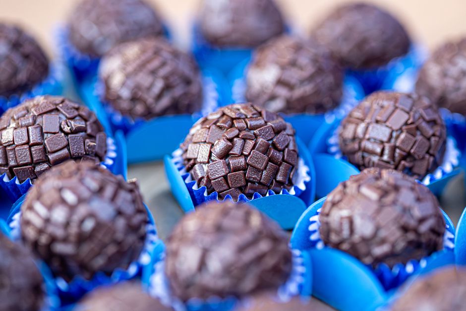 Brigadeiros caseiros enrolados em uma travessa