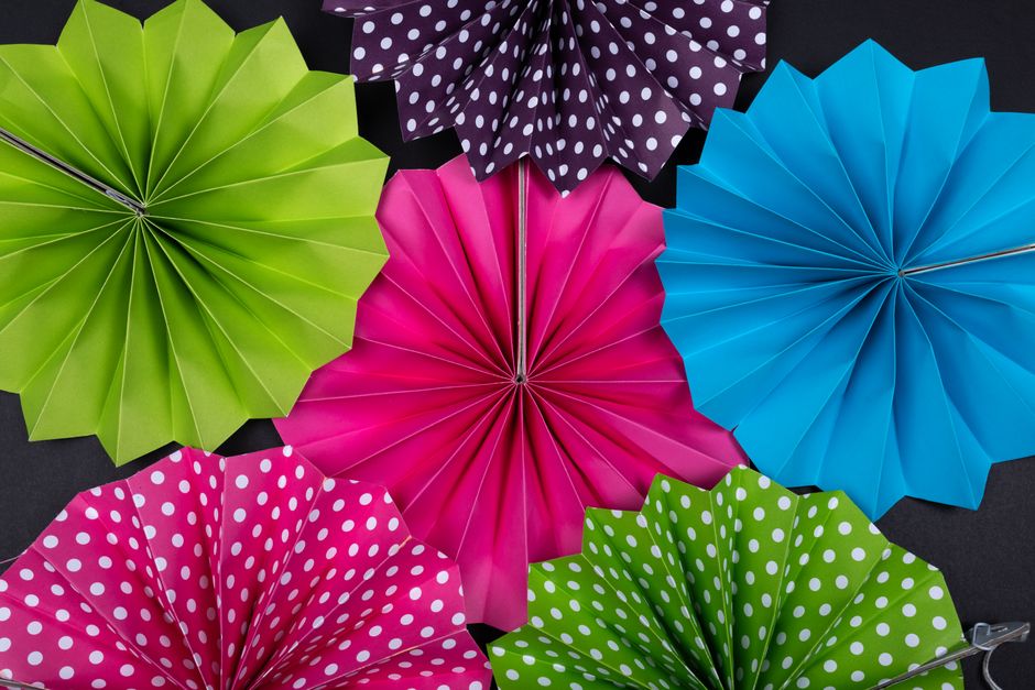 Cogumelos de papel artesanais decorando mesa de festa bosque encantado