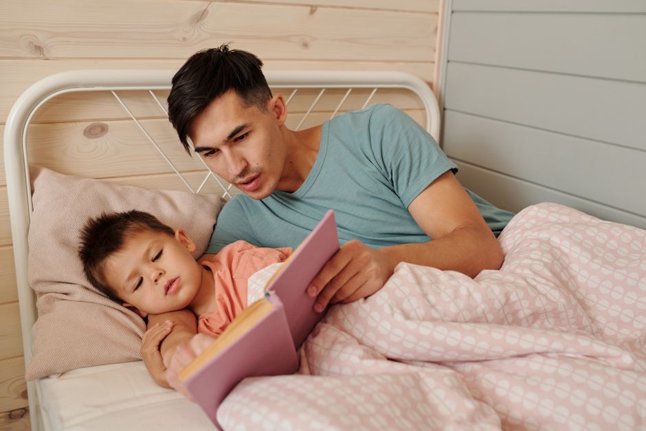 Mãe lendo uma história para o filho antes de dormir