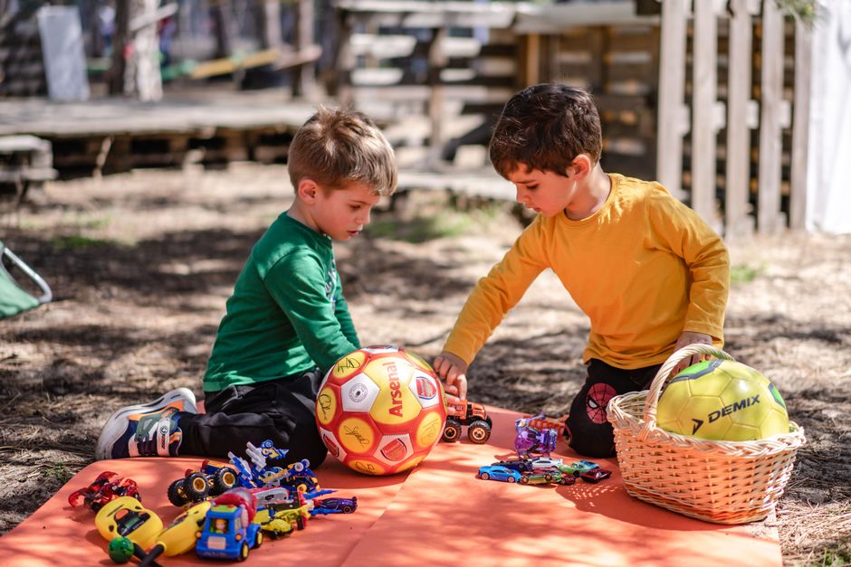 Crianças brincando juntas com uma bola ao ar livre