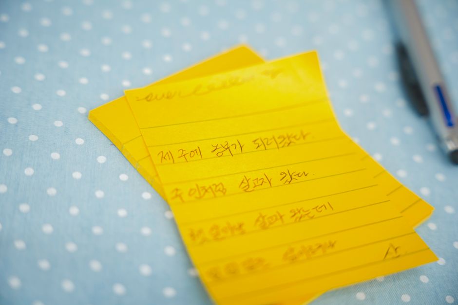 Bilhete curto escrito à mão em papel amarelo
