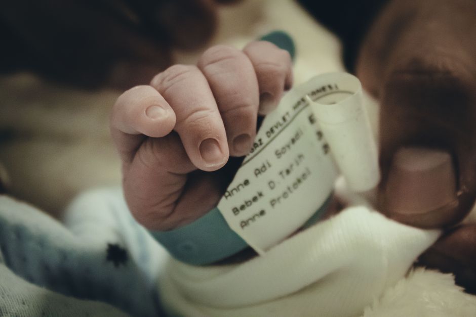 Bebê recém-nascida com pulseira de identificação na maternidade