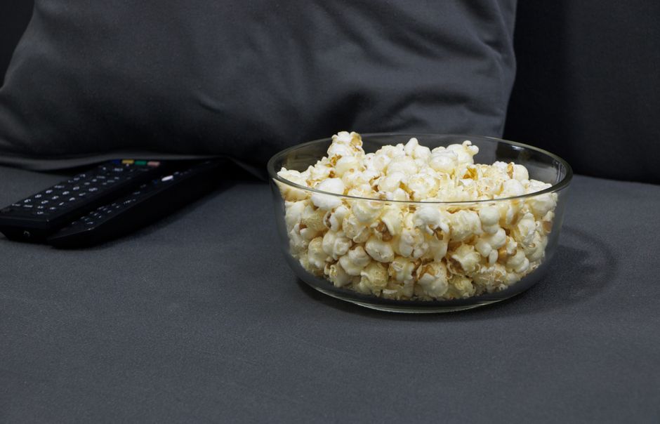 Tigela de pipoca para a sessão de cinema da festa do pijama