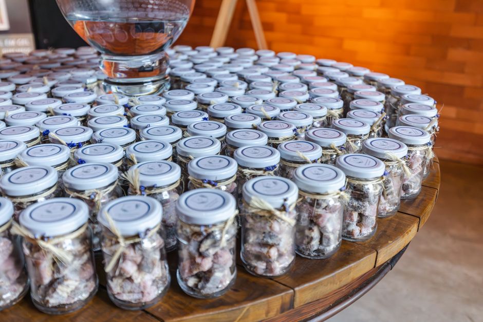 Potinhos decorados com conchinhas usados como lembrancinha de festa fundo do mar