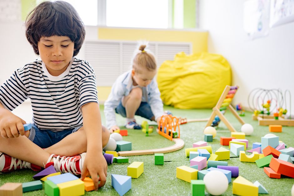 Sala de aula de educação infantil colorida, com brinquedos e materiais