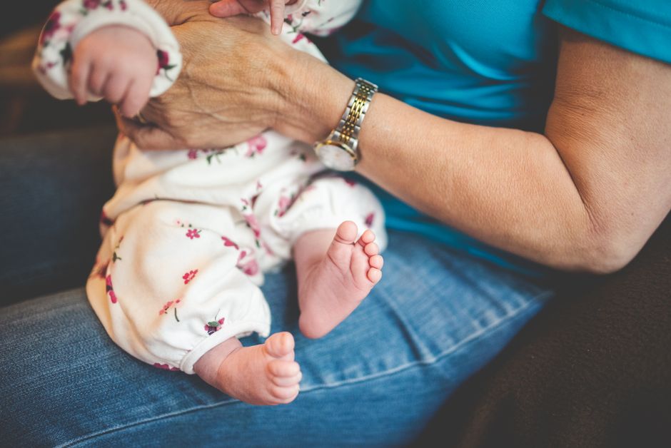 Nomes de Bebê Retrô: 32 Clássicos de Vó e de Vô em Alta