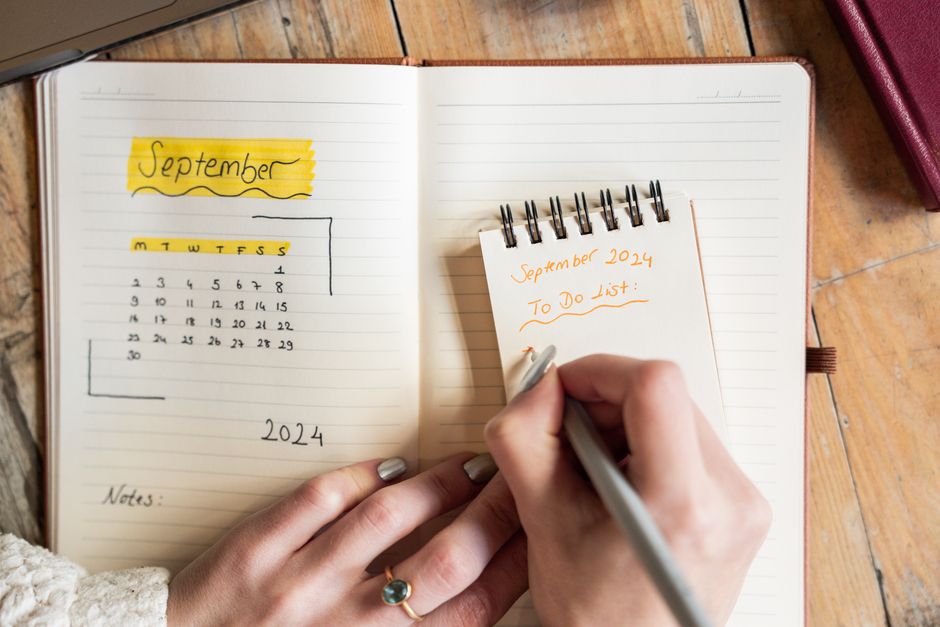 Casal anotando opções de nomes em um caderno